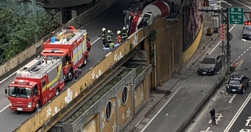 快訊／北市水源快速道路水泥車翻覆！駕駛受困意識不清 碎石再波及2車