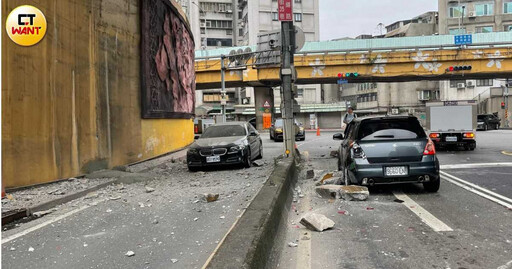 快訊／北市水源快速道路水泥車翻覆！駕駛受困意識不清 碎石再波及2車