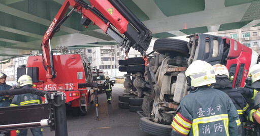 快訊／北市水源快速道路水泥車翻覆！駕駛脫困 無生命跡象急送醫