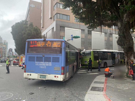 快訊／北市喜來登飯店前嚴重車禍！女行人遭捲公車命危 15人急送醫