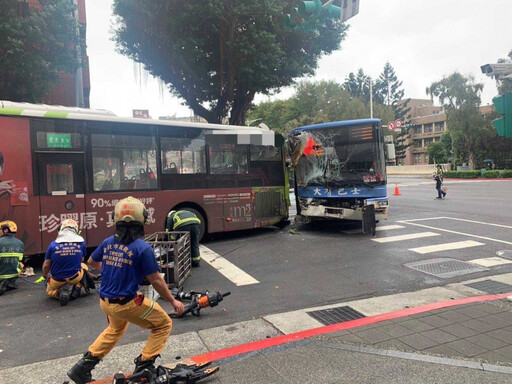 快訊／北市喜來登飯店前嚴重車禍！ 行人遭捲公車車底亡