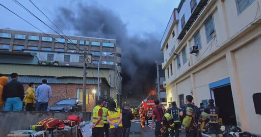 黑煙直衝天際！桃園不織布工廠凌晨爆大火 環保局呼籲「這些地區」緊閉門窗