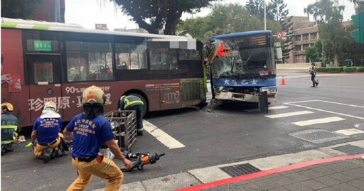 北市公車追撞1死15傷 乘客揭「女駕駛黑歷史」：沒按鈴狂罵