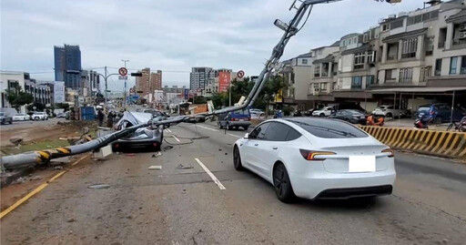 沙鹿區驚悚車禍！大貨車翻車撞6車 釀3傷區間測速門架被撞斷