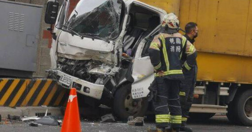 桃園貨車猛撞兵營變電箱！車頭凹陷慘況曝 19歲男一度卡駕駛座