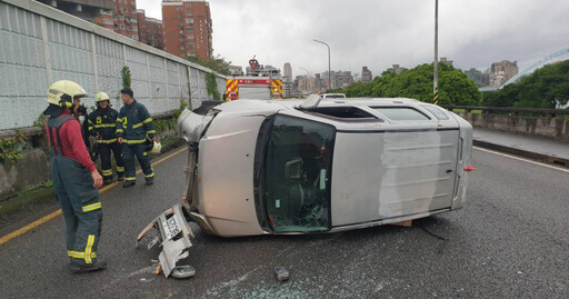 快訊／北市水源快速道路轎車自撞護欄翻車 男意識清楚自行脫困