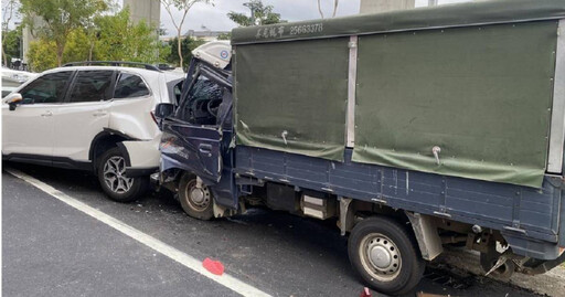 台中小貨車恍神連撞3車！ 車頭擠壓變形駕駛卡車內骨折送醫