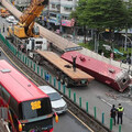 聯結車鋼筋脫落重創忠孝橋！ 護欄、路面嚴重毀損 工務局求償金額曝光