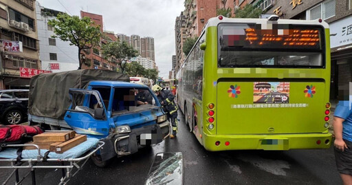 新北三重追撞車禍！ 小貨車遭曳引車追尾再撞公車 車頭全毀一度受困