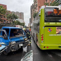 新北三重追撞車禍！ 小貨車遭曳引車追尾再撞公車 車頭全毀一度受困