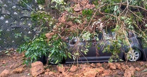 暴雨襲基隆！阿根納造船廠旁土石崩塌 轎車遭掩埋無人傷亡