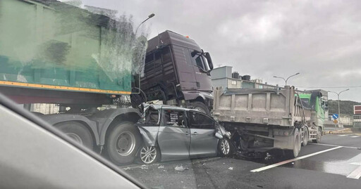 台61線嚴重車禍 小客車遭砂石車包夾「駕駛救出已無呼吸心跳」