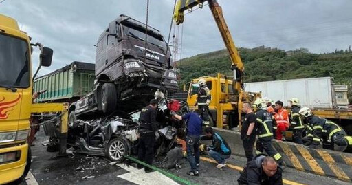 台61線死亡車禍！ 遭砂石車前後包夾 駕駛搶救宣告不治