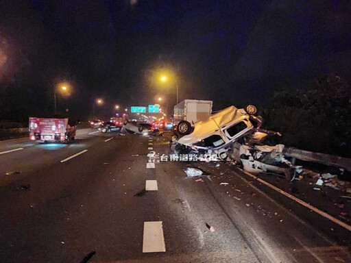 國1新營段重大車禍！多車「撞成一團翻覆」8人送醫 現場畫面曝光