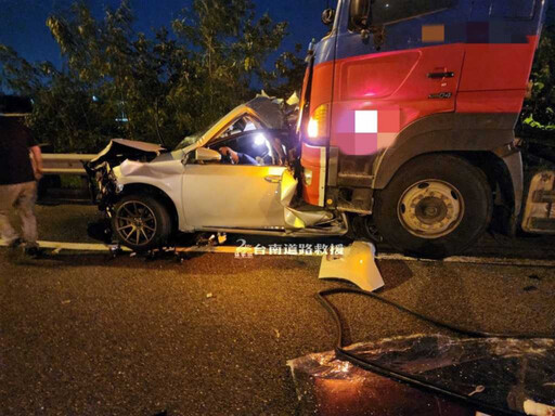 國1新營段重大車禍！多車「撞成一團翻覆」8人送醫 現場畫面曝光