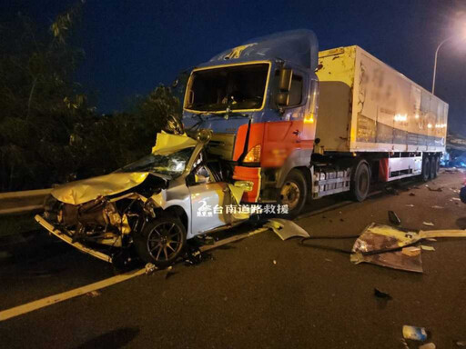 國1新營段重大車禍！多車「撞成一團翻覆」8人送醫 現場畫面曝光