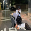 酒精路跑！男大生醉臥路邊喧嘩擾民 竟「搖身變喪屍」欲咬耳朵