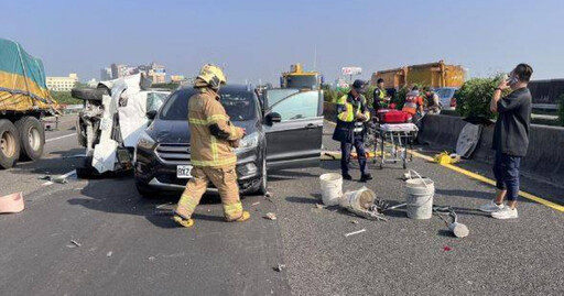 國1麻豆段3車連環撞！貨車「90度翻覆」慘況曝 4人掛彩送醫