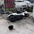 金門驚傳車禍！遊客騎電動車疑閃右彎車 慘撞路旁足浴桶送醫