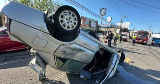 煞車失靈釀10車連環追撞！ 台1線車禍四輪朝天現場狼藉