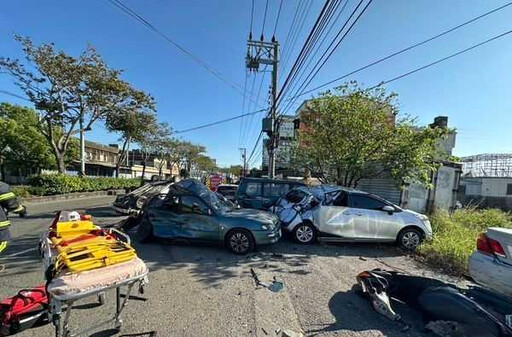 煞車失靈釀10車連環追撞！ 台1線車禍四輪朝天現場狼藉