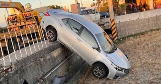 又是酒駕！國4聯絡道轎車左彎撞破護欄 車頭「直插田地」畫面曝