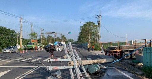 又是內輪差！屏東聯結車右彎進工地 路旁電桿慘被擊落傾倒畫面曝