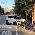 疲勞駕駛釀車禍！台中大里男撞斷電線桿車頭開花 幸無人傷