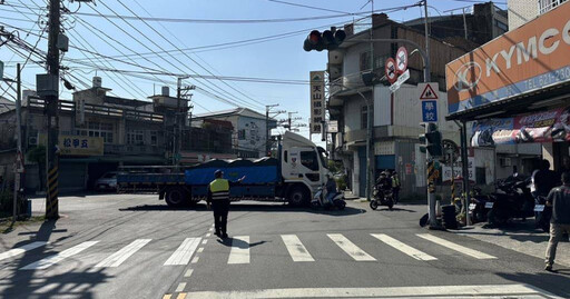 高雄岡山驚悚車禍！貨車右轉不禮讓 74歲阿嬤遭捲入輪下慘死