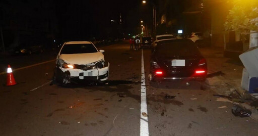 台中凌晨連環車禍！小客車恍神撞路邊車 重機自撞護欄起飛釀4傷