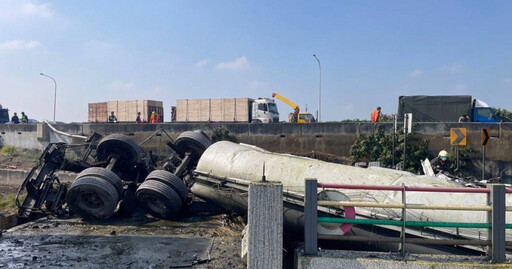 爆胎聲後劇烈撞擊！國1油罐車翻落邊坡 司機當場失去生命跡象