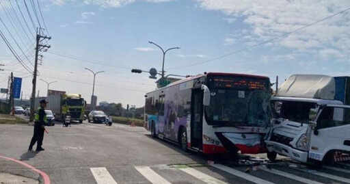 左轉未禮讓！高雄大貨車擊落公車畫面曝 駕駛及2乘客送醫