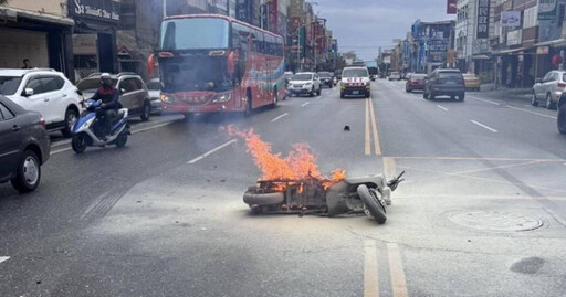 電動2輪車遭起步車擦撞！鋰電池突短路自燃 燒成火球慘況曝