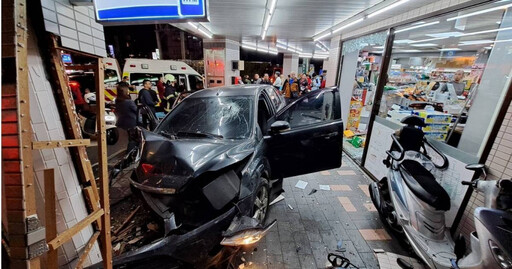 快訊／北投轎車失控暴衝撞進超商 駕駛受困送醫