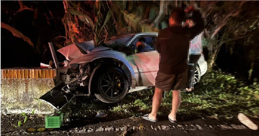 東山驚魂！轎車撞橋墩駕駛慘死 車頭壓扁乘客驚險脫困