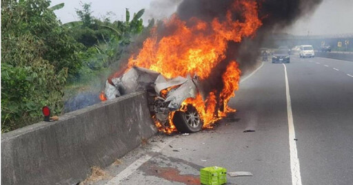 屏東機場外環道火燒車！轎車撞護欄再竄火 駕駛慘成焦屍身分待查