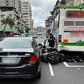 板橋3車連環撞！無照女騎士追撞公車再撞賓士 「捲入車底」命大僅輕傷