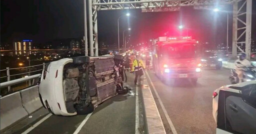 蘆洲成蘆橋轎車「失控撞分隔島」翻覆機車道！70歲老翁遭波及