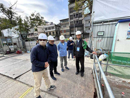 台鐵新左營站外預售屋建案「人行道下陷」 工務局已勒令停工