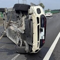 醉駕國道翻車驚魂！男子撞客運橫躺車道 命大無傷仍被送辦