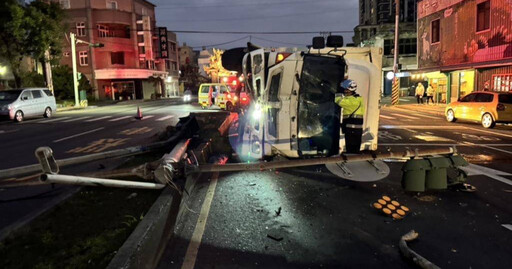 酒駕肇禍！新竹貨車翻覆撞壞號誌桿 交通大塞車3小時