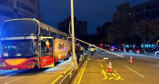 台中校車驚悚自撞！路燈插破車窗 2學生牙齒斷裂送醫