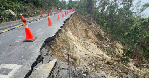 柴山大路邊坡坍塌險阻交通 高雄工務局緊急搶修護行人安全