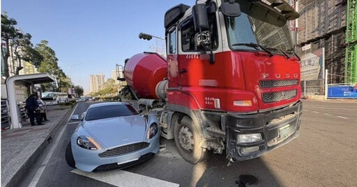 千萬超跑Aston Martin遭混凝土車撞毀 車主無奈看「賽車至尊」被撞