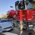 千萬超跑Aston Martin遭混凝土車撞毀 車主無奈看「賽車至尊」被撞