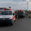 屏東翁駕廂型車遭追撞翻覆「車頭全扁」傷重亡 22歲男事後自首稱「肇逃」