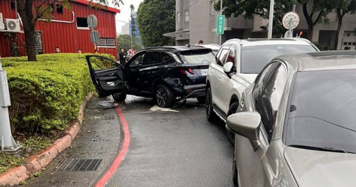 新店連環車禍！6車撞成一團慘況曝 疑駕駛誤打倒車檔惹禍