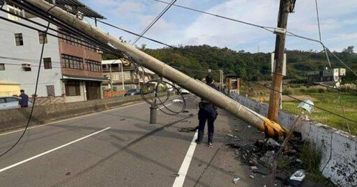 不熟路況！男開奧迪「鏟斷電桿」慘況曝 害交通受阻3小時