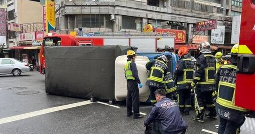 為閃騎士貨車猛踩煞車側翻路邊 駕駛受困車內急送醫治療