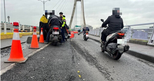 新北大橋機車道連四起自摔！ 騎士還原情況疑碎石釀禍